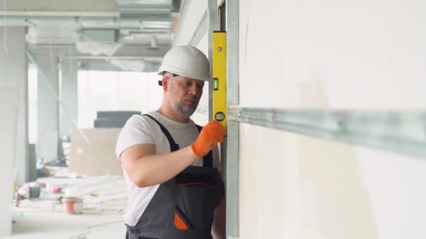 Man Builder Measures Vertical Deviation Plasterboard Wall Bubble Level Ruler — Stock Video
