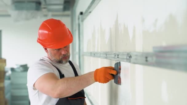Trabalhador Uniformizado Aplica Gesso Parede Drywall Putty Juntas Folhas Drywall — Vídeo de Stock