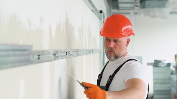 Acabamento Patching Drywall Walls Caucasian Remodeler His 45S Indústria Construção — Vídeo de Stock