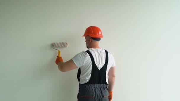 Maler Hält Farbroller Der Hand Und Streicht Eine Wand Streichen — Stockvideo
