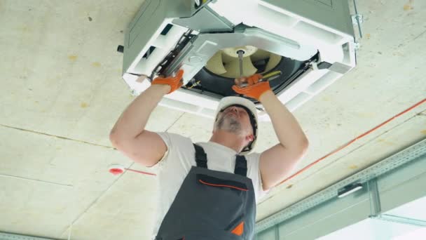 Trabalhador Que Instala Repara Unidade Condicionado Teto — Vídeo de Stock