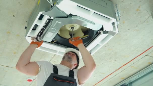 Tekniker Man Arbetare Reparera Och Installerar Luftkonditionering Kontoret — Stockvideo