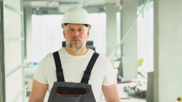 Sebevědomý Stavitel Stavebního Inženýrství Let Kráčí Staveništi Stavební Dělník Moderním — Stock video