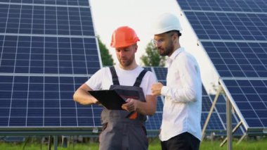 Kağıt üzerinde iki teknik mühendis planı gözden geçirip tartışacak..