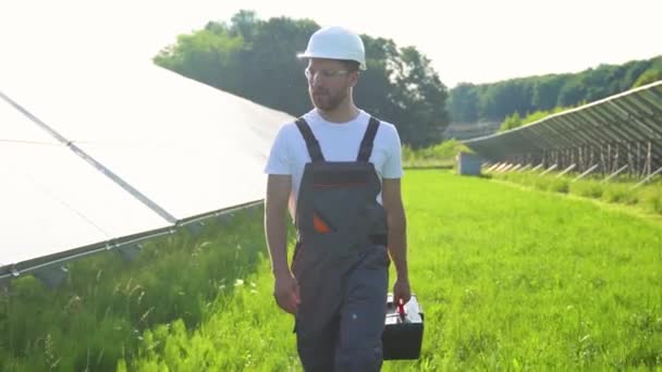 Solar Farm Engineer Walk Check Operation System Alternative Energy Conserve — Stock Video