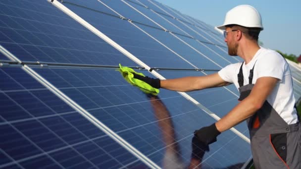 Técnico Está Limpiando Panel Solar — Vídeos de Stock
