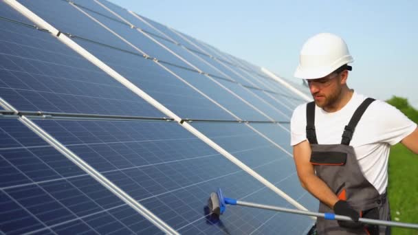 Técnico Fotovoltaico Limpiando Lavando Superficie Los Paneles Solares — Vídeos de Stock