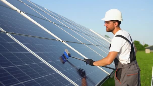 Fotovoltaik Teknisyen Güneş Panellerini Temizliyor Yıkıyor — Stok video