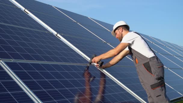 Technik Panelu Słonecznego Wiertłem Instalującym Panele Słoneczne Dachu Domu Słoneczny — Wideo stockowe