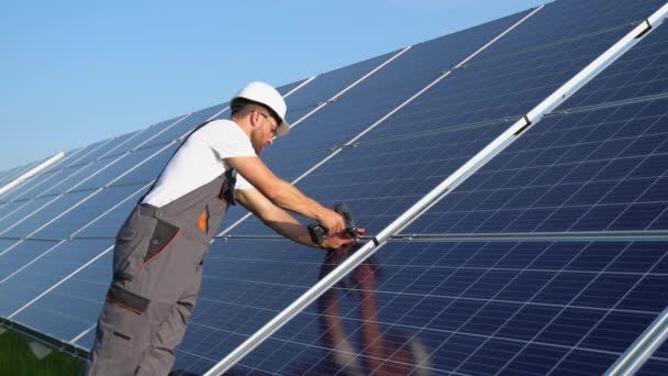 Técnico Painel Solar Com Broca Instalação Painéis Solares Dia Ensolarado — Vídeo de Stock