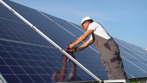 Trabajador Instalando Tecnología Ecológica Planta Energía Granja Células Solares — Vídeos de Stock