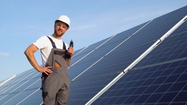 Portret Technika Wiertłem Przy Panelach Słonecznych Obsługa Konserwacja Elektrowni Słonecznych — Wideo stockowe