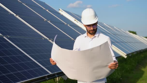 Inženýr Zkontroluje Projektovou Dokumentaci Solární Stanice — Stock video