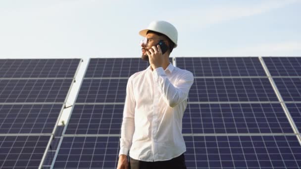 Energia Solar Painéis Solares Eletricista Uma Rede Chamadas Telefônicas Falando — Vídeo de Stock