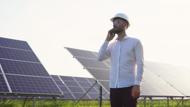 Bir Telefon Hattındaki Güneş Enerjisi Güneş Panelleri Elektrikçi Bir Teknisyenle — Stok video