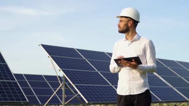 Ingeniero Usando Tableta Para Probar Paneles Solares Alto Consumo Energía — Vídeos de Stock