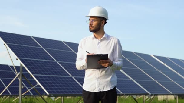 Felügyelő Mérnök Holding Digitális Tablet Working Solar Panels Power Farm — Stock videók