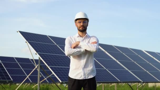 Retrato Ingeniero Casco Cerca Paneles Solares Operación Mantenimiento Planta Energía — Vídeos de Stock