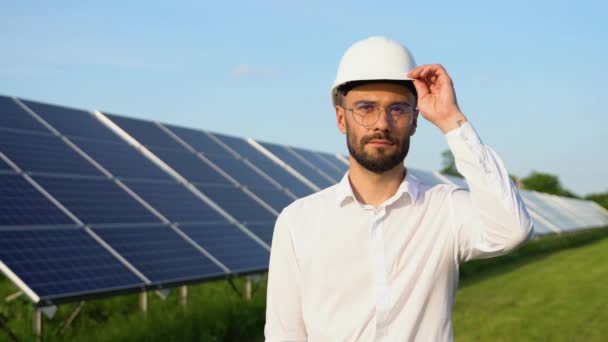 Retrato Ingeniero Casco Cerca Paneles Solares Operación Mantenimiento Planta Energía — Vídeos de Stock