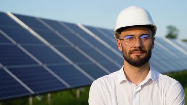 Güneş Panellerinin Yanındaki Miğferdeki Mühendisin Portresi Güneş Enerjisi Santralinde Faaliyet — Stok video