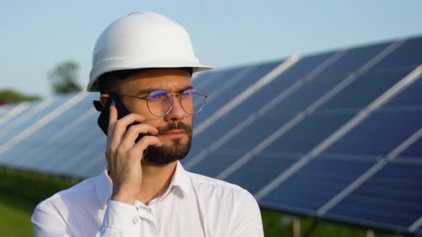 太阳能 太阳能电池板和电工在电话联网 与技术员交谈或交谈 — 图库视频影像