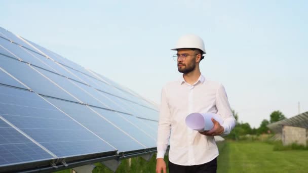 Solarkraftwerk Mit Einem Ingenieur Schutzkleidung Der Fuß Unterwegs Ist Und — Stockvideo