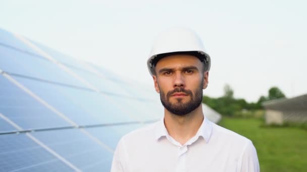 太阳能发电厂与工程师在保护工作服步行和检查光电面板 替代能源的概念及其维护 — 图库视频影像