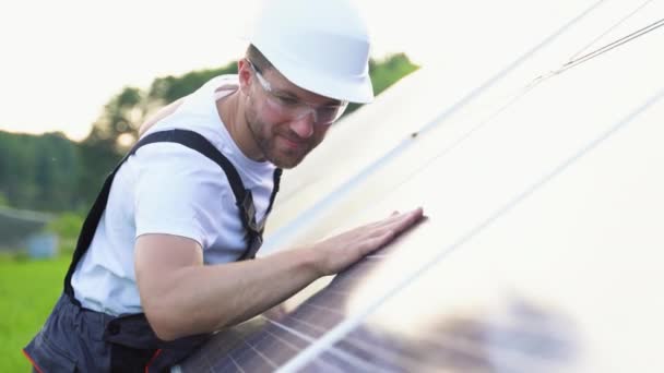 Close Young Engineer Hand Checking Operation Sun Cleanliness Photovoltaic Solar — Vídeos de Stock