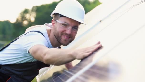 Close Young Engineer Hand Checking Operation Sun Cleanliness Photovoltaic Solar — Vídeos de Stock