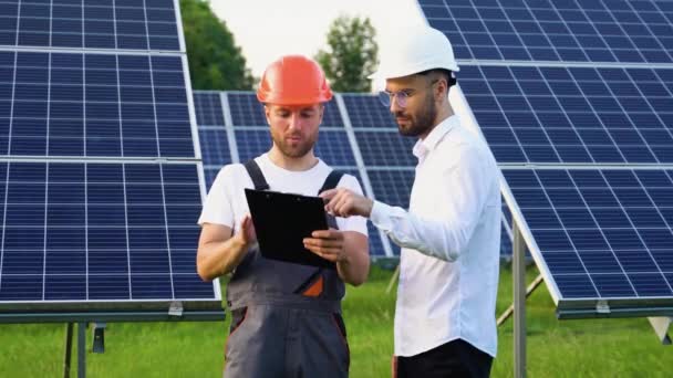 Dva Inženýři Šéf Podřízený Provádějí Venkovní Prohlídku Solárních Fotovoltaických Panelů — Stock video