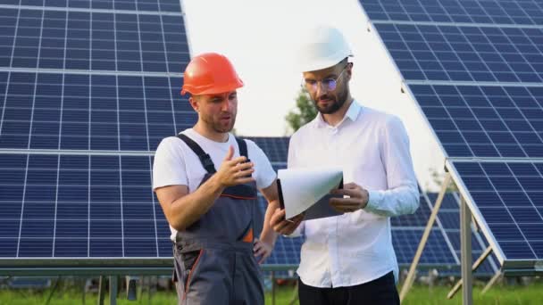 Два Инженера Босс Подчиненный Проводят Наружную Инспекцию Солнечных Фотоэлектрических Панелей — стоковое видео