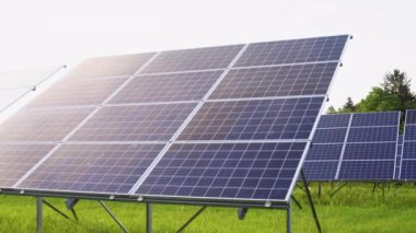 Gökyüzü arka planındaki güneş panelleri. Güneş enerjisi santrali. Mavi güneş panelleri. Alternatif elektrik kaynağı. Güneş çiftliği.