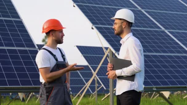 Dva Inženýři Šéf Podřízený Třesoucí Ruce Diskusi Pozadí Fotovoltaických Solárních — Stock video
