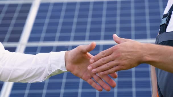 Twee Ingenieurs Baas Ondergeschikte Handen Schudden Discussie Achtergrond Van Fotovoltaïsche — Stockvideo