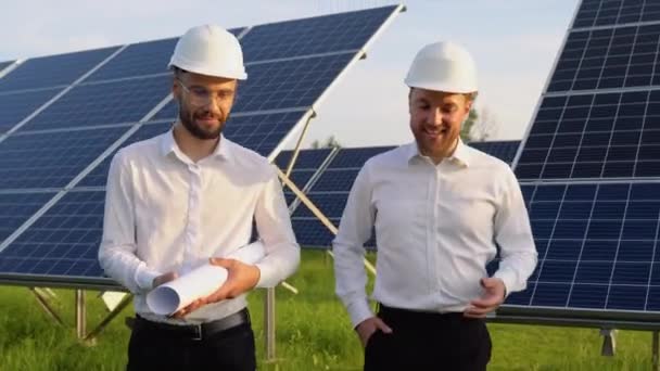 Dois Engenheiros Andando Examinando Painéis Solares Fotovoltaicos Conceito Energia Alternativa — Vídeo de Stock