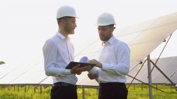 Conceito Energia Renovável Dois Funcionários Energéticos Discutindo Perto Painel Solar — Vídeo de Stock
