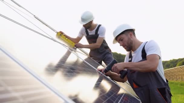 Dos Técnicos Paneles Solares Instalan Paneles Solares Día Soleado — Vídeos de Stock