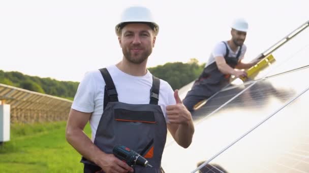 Dois Técnicos Painel Solar Instalando Painéis Solares Dia Ensolarado — Vídeo de Stock
