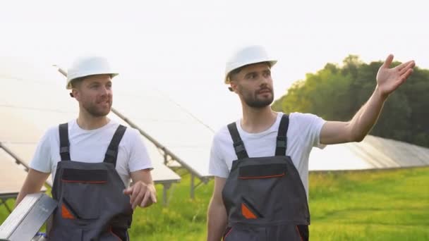 Δύο Εργάτες Που Περπατούν Και Ψάχνουν Για Ανενεργό Ηλιακό Πίνακα — Αρχείο Βίντεο