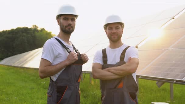 Retrato Dois Engenheiros Capacete Macacão Perto Painéis Solares Operação Manutenção — Vídeo de Stock