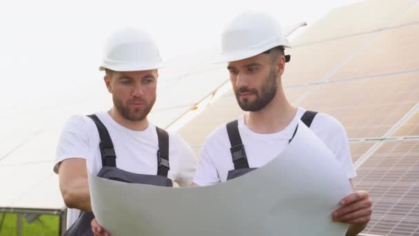 Два Работника Инженеры Пересмотреть План Бумаге Обсудить — стоковое видео