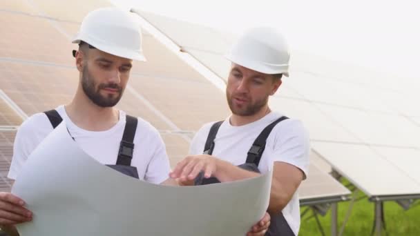 Dos Ingenieros Trabajadores Revisan Plan Papel Discuten — Vídeos de Stock