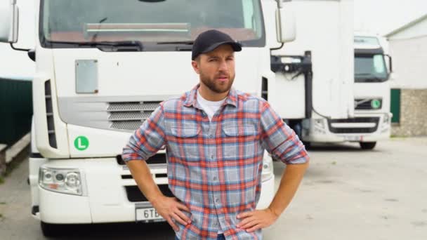 カメラを見ている駐車場に自信を持ったトラック運転手の肖像画 コピースペース — ストック動画