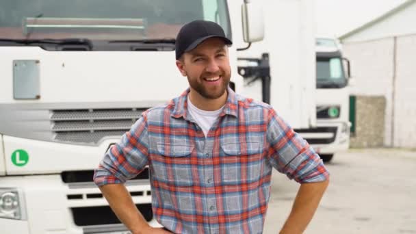 Portret Profesjonalnego Kierowcy Ciężarówki Brodą Luźnych Ciuchach Stojącego Przy Ciężarówce — Wideo stockowe