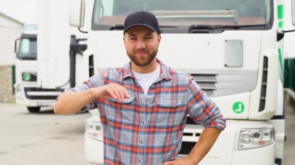 Uśmiechnięty Kierowca Ciężarówki Pozowanie Ciężarówek — Wideo stockowe
