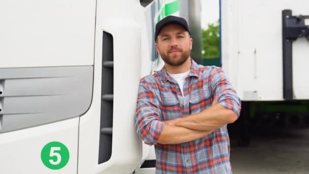 Portret Profesjonalnego Kierowcy Ciężarówki Brodą Luźnych Ubraniach Skrzyżowanymi Ramionami Stojącymi — Wideo stockowe