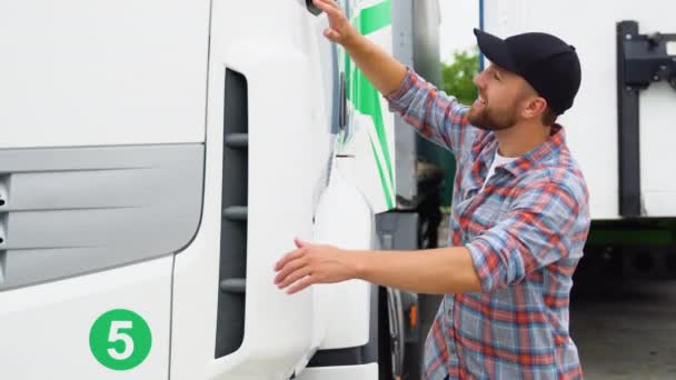 Camionista Abbracciare Suo Veicolo Camion Trasporto Felice Camionista Caucasico Amante — Video Stock