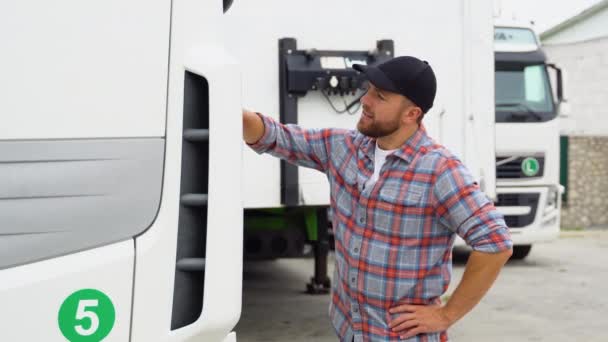 Conductor Sonriente Posando Con Camiones — Vídeo de stock