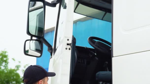 专业卡车司机坐在卡车上 — 图库视频影像