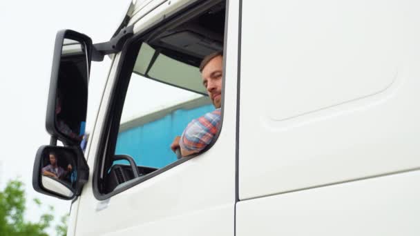 Οδηγός Του Φορτηγού Κάθεται Στο Φορτηγό Του Και Δείχνει Τους — Αρχείο Βίντεο